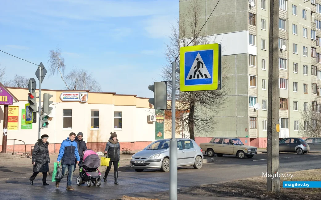 То самый магазин «Кірмаш» на перекрестке Ванцетти с Парковой, где в 90-е продавали «отличные