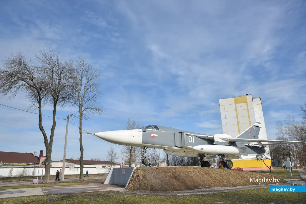 Ул. Ванцетти в Бобруйске. Памятник воинам-авиаторам – Су-24, установленный в 2016 году.