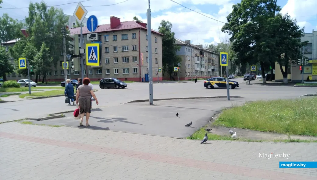 Перекресток Ванцетти и Парковой, вид на дома Авиагородка (и между ними – бывший лаз на его