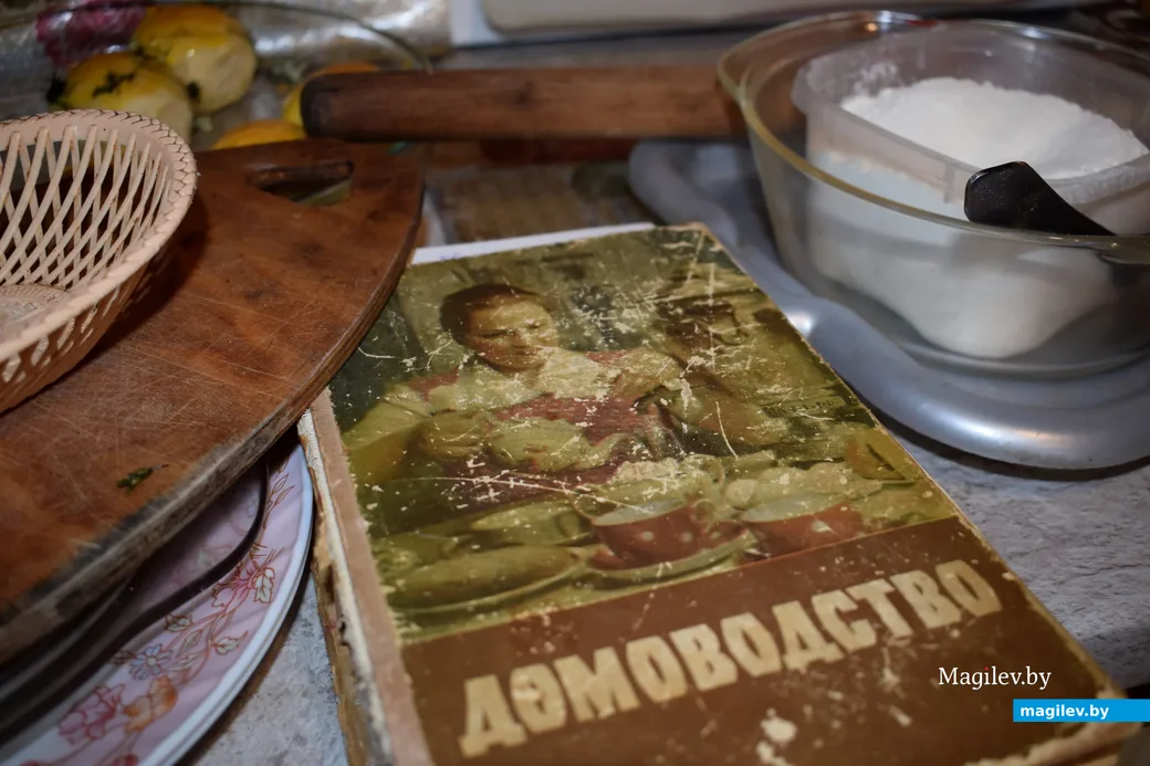 У Елены Андреевны Жуковской по сей день хранится книга с рецептами 1959 года издания. Иногда ей