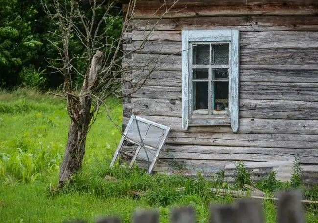 Жительница Бобруйского района демонтировала и продала дом родственников, пока те были в РФ