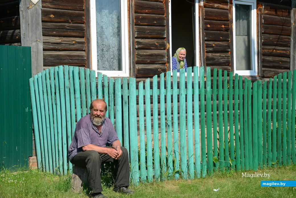 18.06.2020. Деревня Углы. Иван Михайлович и Анна Яковлевна Новиченки.