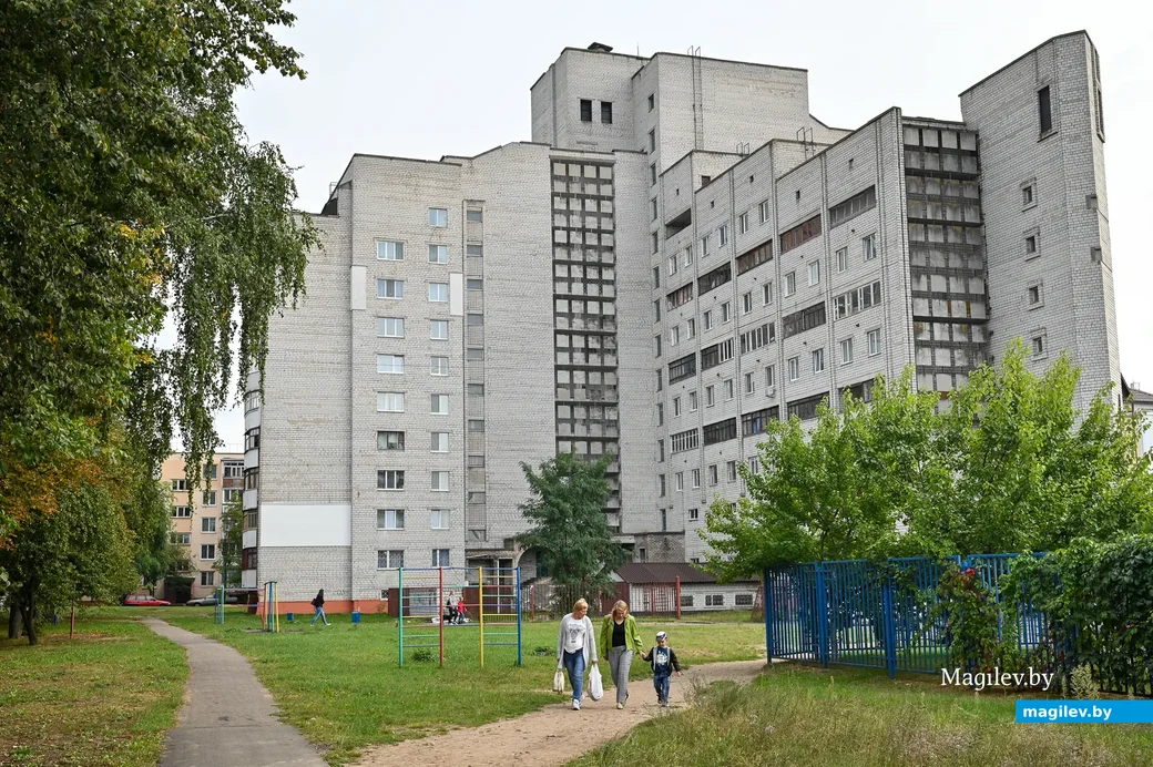 03.09.2020. Бобруйск. Белый дом на Ульяновской. Вид со двора.