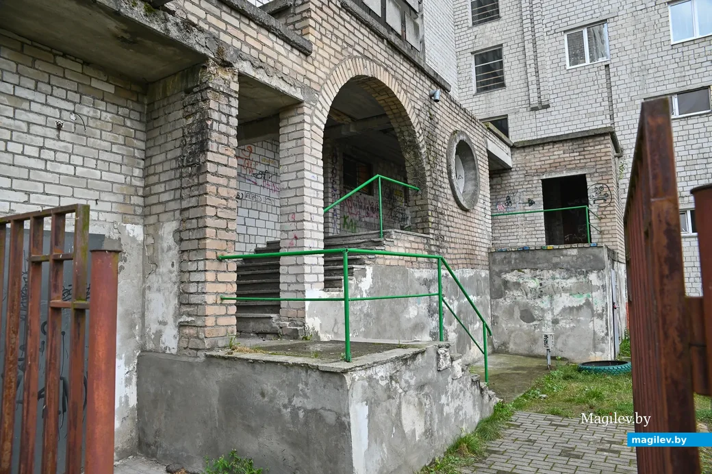 03.09.2020. Бобруйск. Белый дом на Ульяновской. И здесь подъезд уже совсем не парадный.