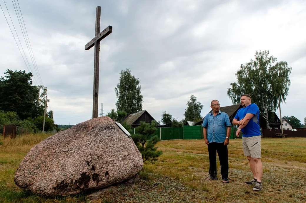 Деревня Продвино, Бобруйский район. Геннадий Трацевский и Иван Юшкевич возле поклонного