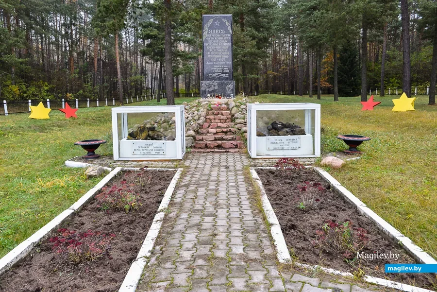 Мемориал в деревне Каменка.