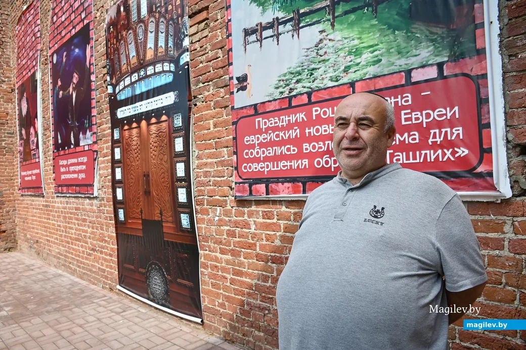 Бобруйск. Олег Красный на территории Еврейского дворика.
