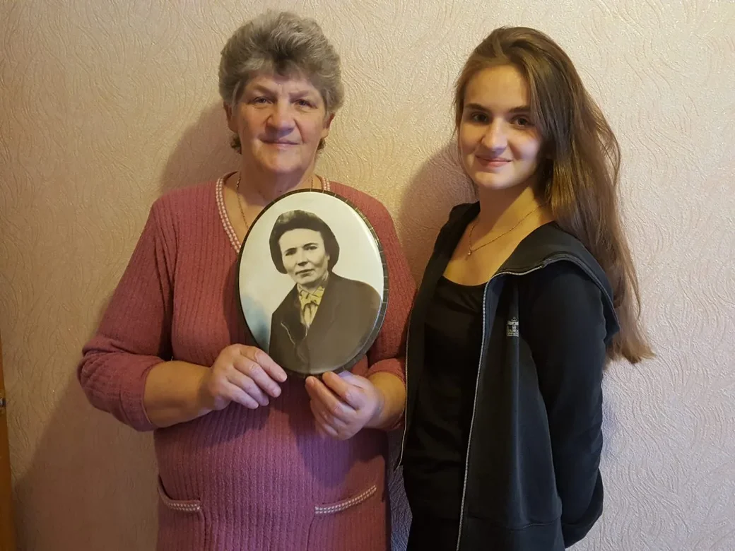 Екатерина Сергеевна Тимакова держит в руках портрет своей свекрови. Рядом внучка Марина.
