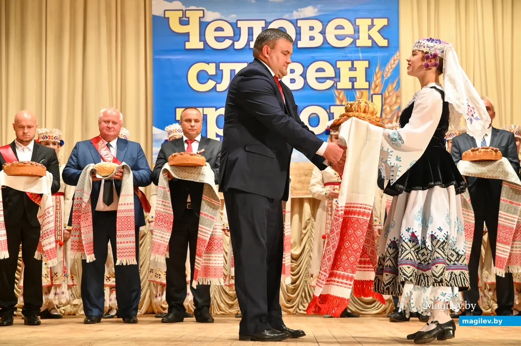 Председатель Бобруйского райисполкома Александр Суходольский принимает символический