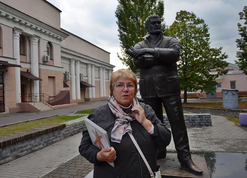 Экскурсовод Тамара Минченко у памятника Э. Севеле в Бобруйске.