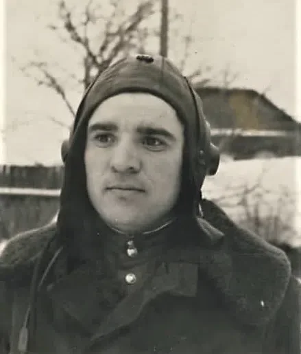Иван Попов – старший сержант, авиационный радист ТУ-4 200-го полка бомбардировочной авиации.