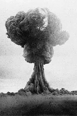 Ядерный гриб наземного взрыва РДС-1 29 августа 1949 года. Источник: Википедия.