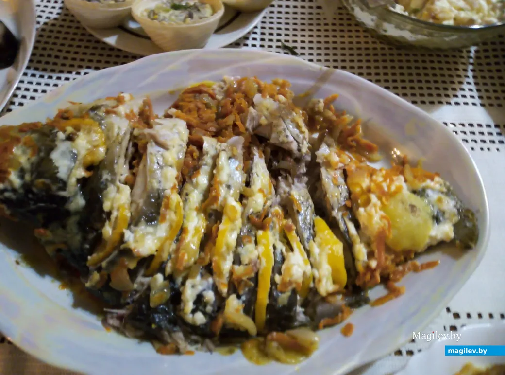 Вот так выглядит готовый карп, запеченный с овощами.