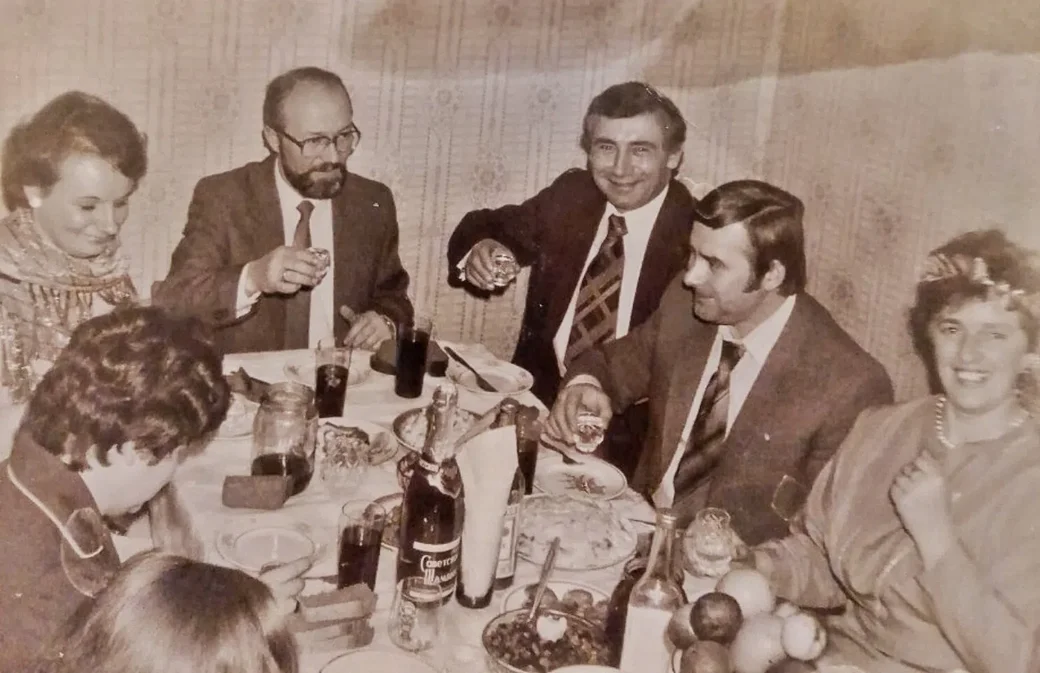 Елена Андреевна Жуковская (справа) с близкими встречает Новый 1989 год.