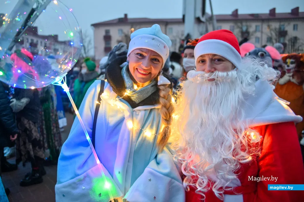 19.12.2020. Бобруйск. Костюмированный автопробег Дедов Морозов и зажигание огней на главной