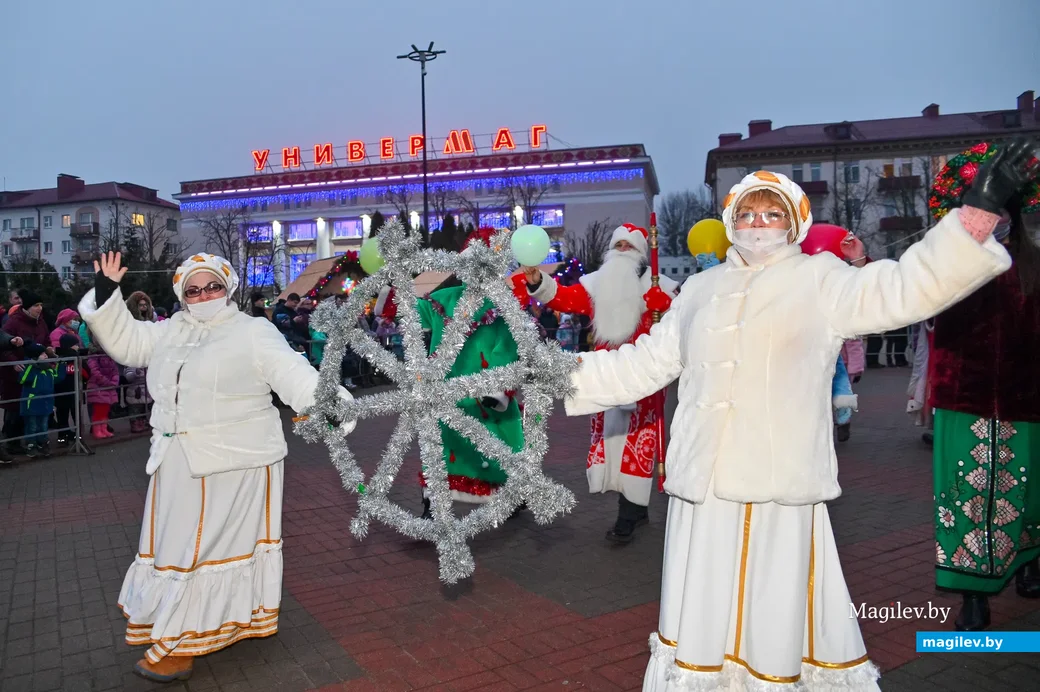 19.12.2020. Бобруйск. Костюмированный автопробег Дедов Морозов и зажигание огней на главной