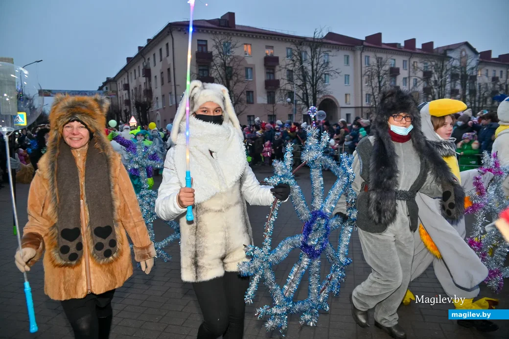19.12.2020. Бобруйск. Костюмированный автопробег Дедов Морозов и зажигание огней на главной