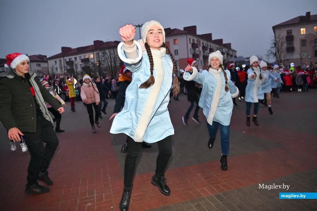 19.12.2020. Бобруйск. Костюмированный автопробег Дедов Морозов и зажигание огней на главной