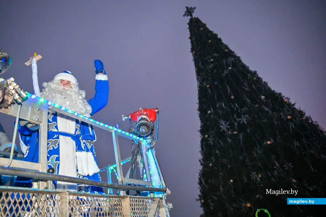 19.12.2020. Бобруйск. Костюмированный автопробег Дедов Морозов и зажигание огней на главной