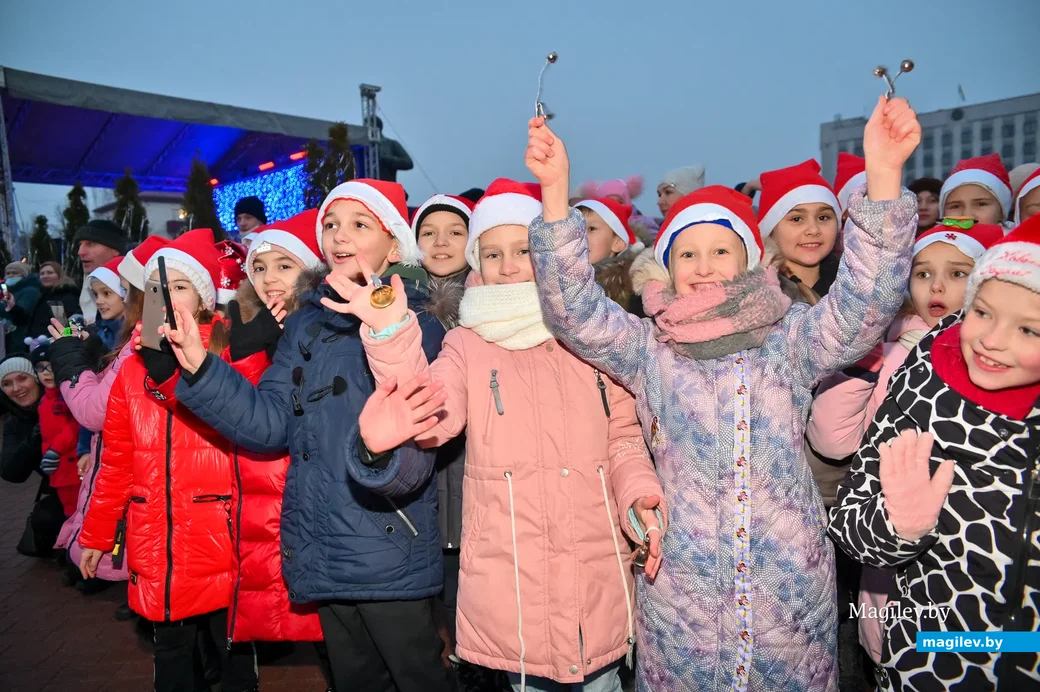 19.12.2020. Бобруйск. Костюмированный автопробег Дедов Морозов и зажигание огней на главной