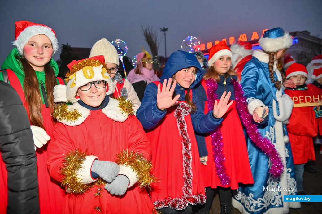 19.12.2020. Бобруйск. Костюмированный автопробег Дедов Морозов и зажигание огней на главной