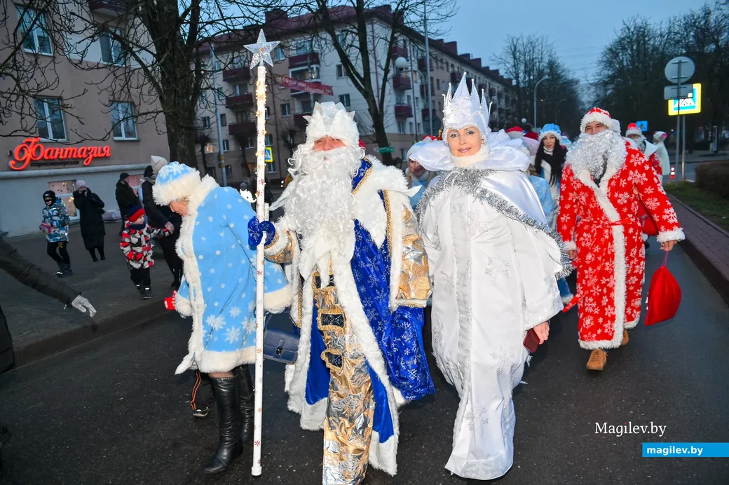 19.12.2020. Бобруйск. Костюмированный автопробег Дедов Морозов и зажигание огней на главной
