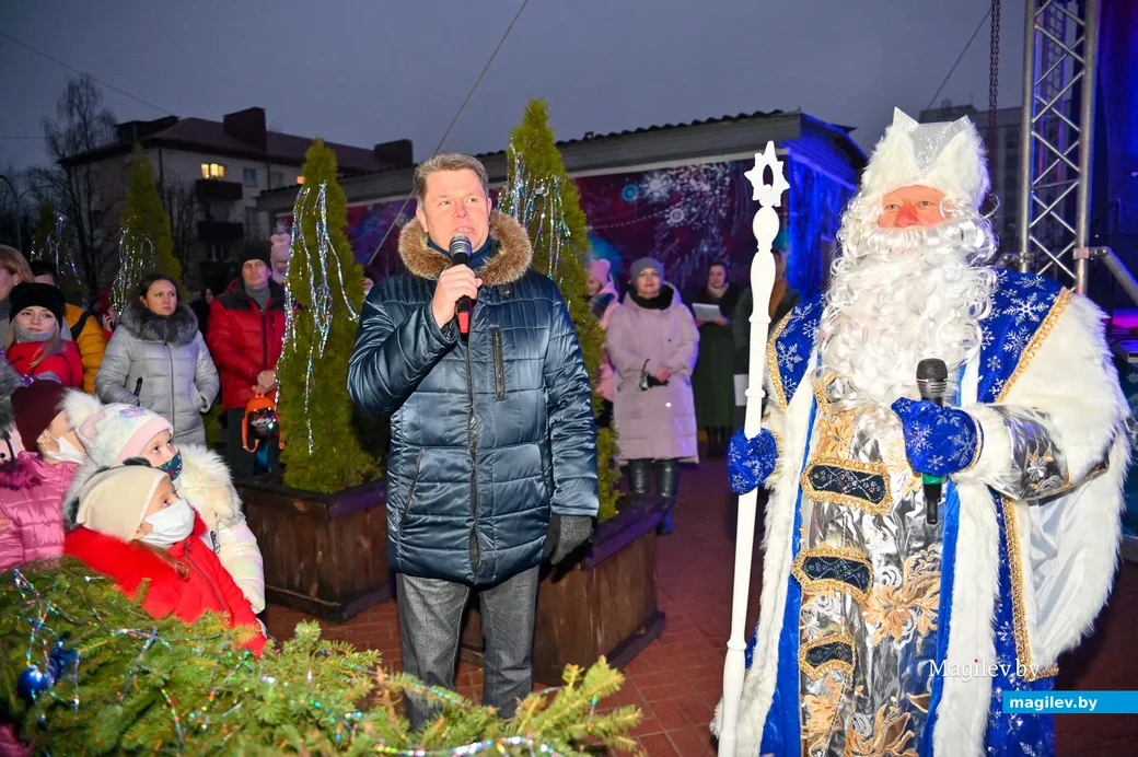 19.12.2020. Бобруйск. Костюмированный автопробег Дедов Морозов и зажигание огней на главной