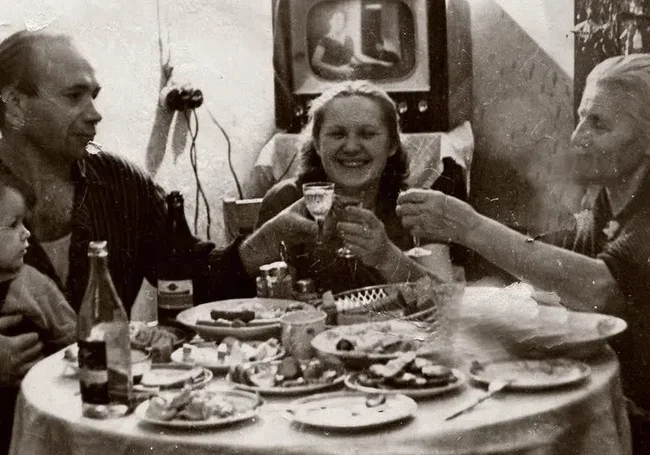«Оливье», мясо шпигованное и сельдь рубленая