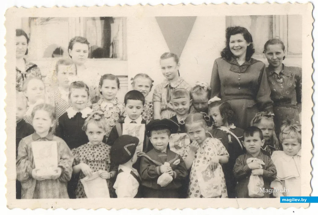 Вера Дыба – вторая слева в верхнем ряду. Снимок был сделан примерно в 1952 году, Вере здесь 6-7