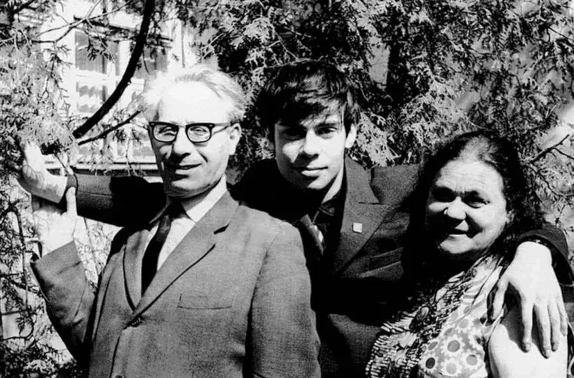 Ефим Шифрин с родителями