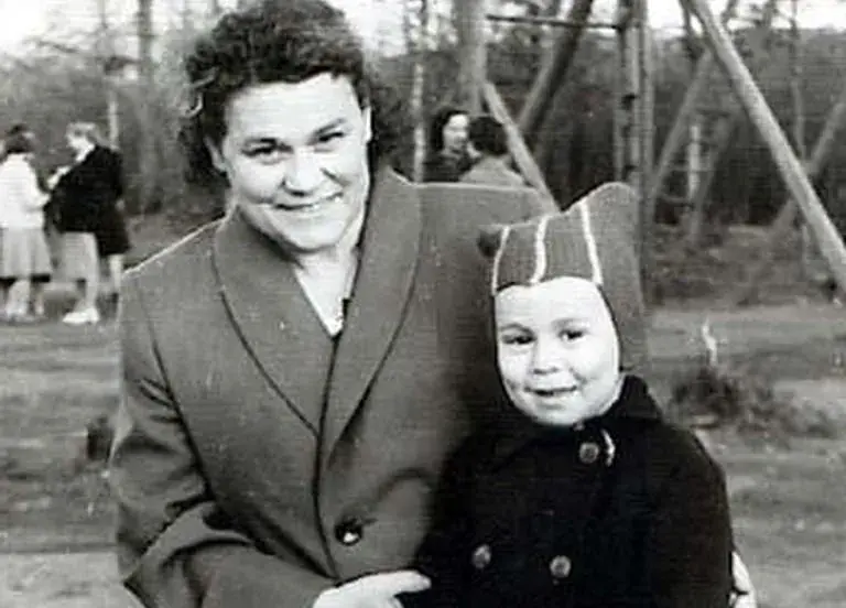 Ефим Шифрин с мамой.