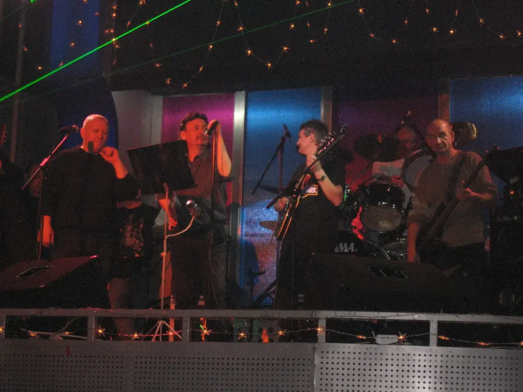 Леня Палевич (второй слева) в качестве ведущего рок-концерта смотрелся даже покруче самих музыкантов, 2007 год.