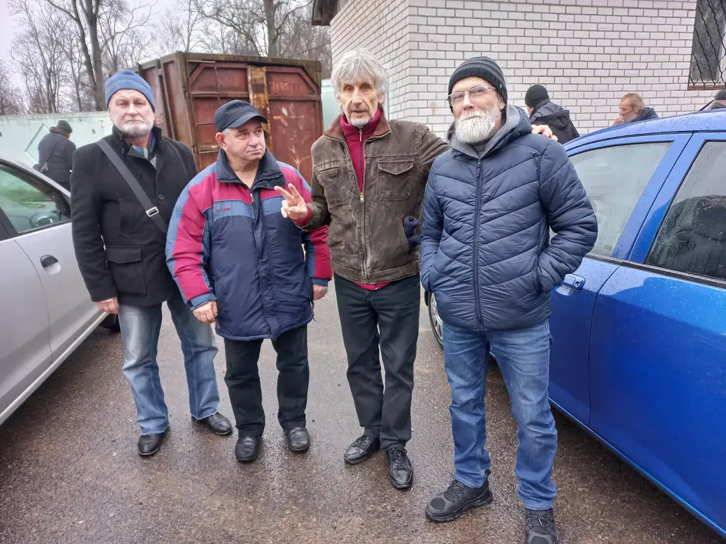 Друзья пришли проводить Леню в последний путь, 17 ноября 2021 года.