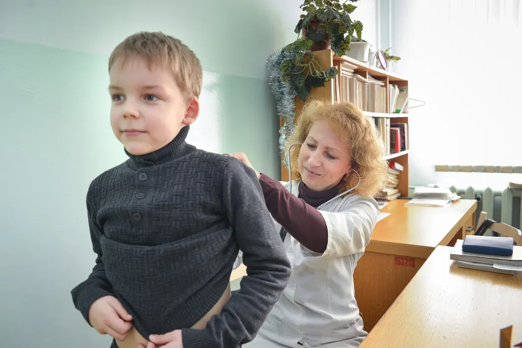 Детская поликлиника №2. Зав. педиатрическим отделением Инна Молчанова проводит осмотр