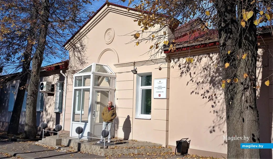 Здание областного радио в Коммунистическом переулке и Анатолий Шпильков у входа. 12 октября