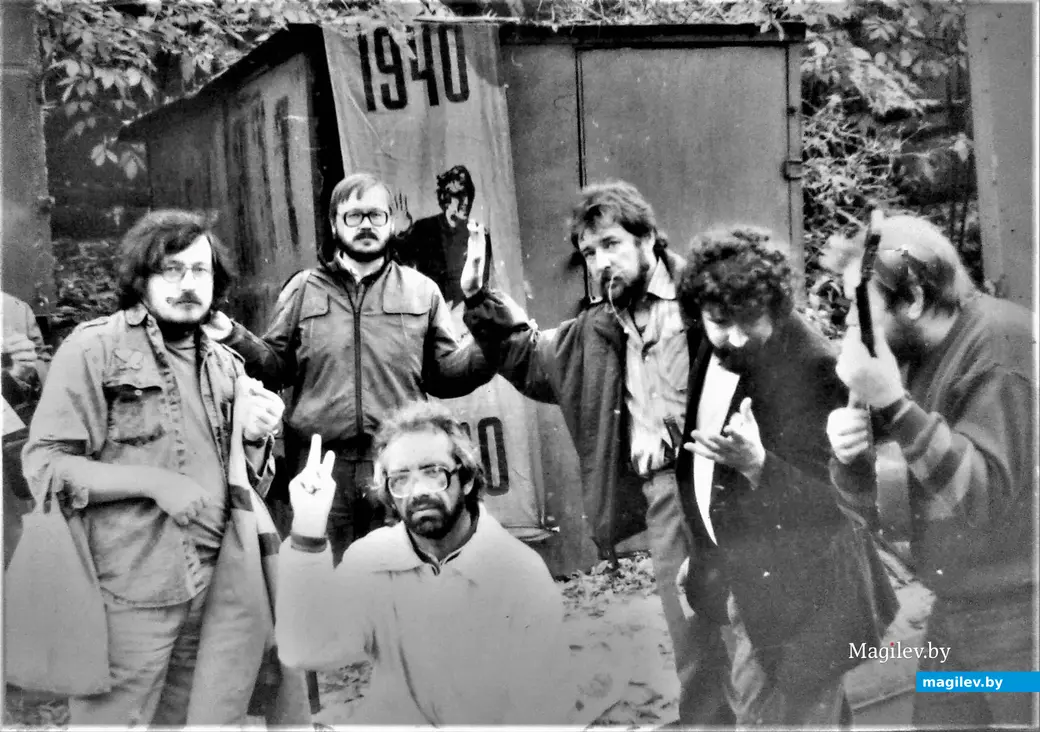 Эта компания молодых людей, отмечающая 50-летний юбилей Джона Леннона, находится под днепровским мостом. Примерно в том самом месте, где, по одной из версий, стоял