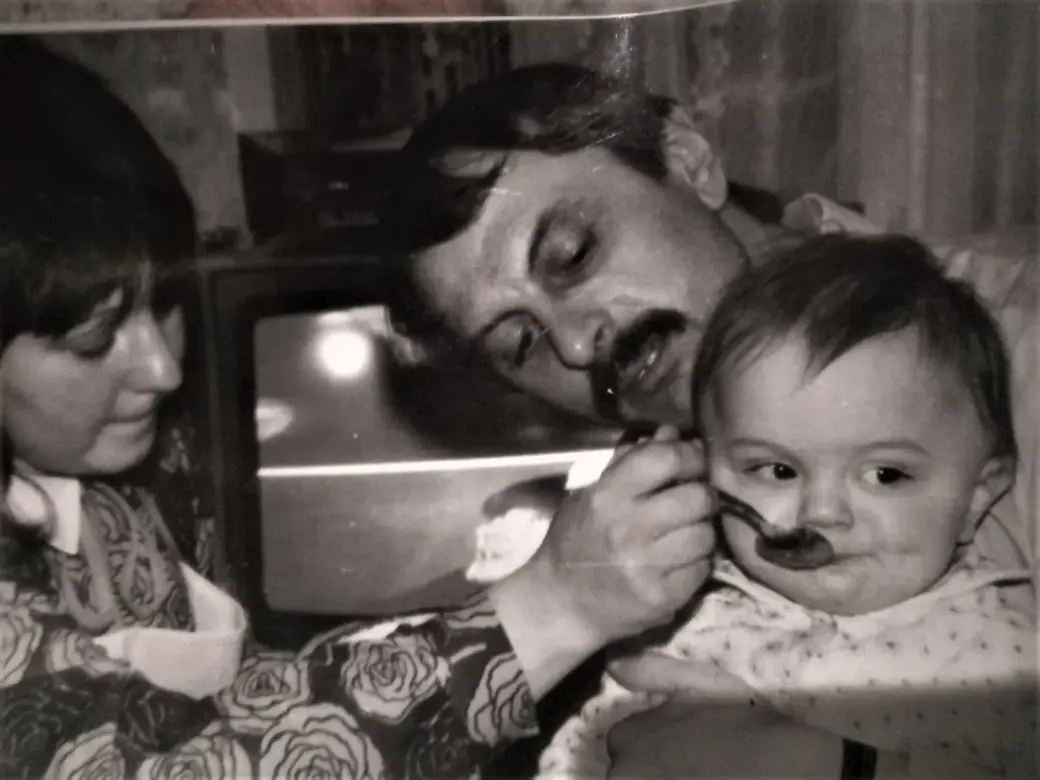 Валентина и Александр кормят маленького Ваню, 1990 год
