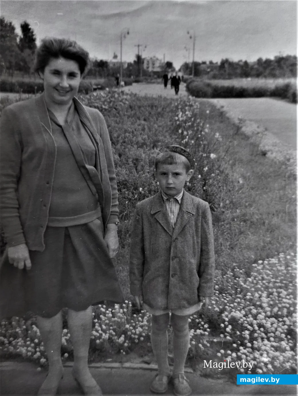 С мамой возле кинотеатра «Мир». Бобруйск, 1962 год.