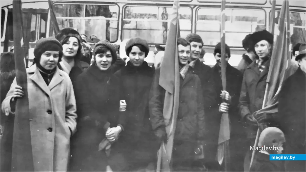 Я со своими одноклассниками 7 ноября 1971 года на демонстрации. Безмерно дорогие моему сердцу