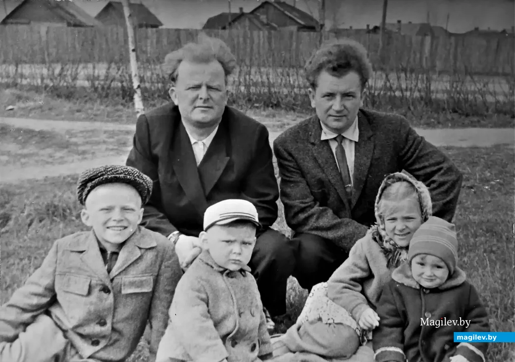Мой папа (справа) и его дядька Иосиф из Гомеля со своими детьми и моей сестрой на лужайке улицы