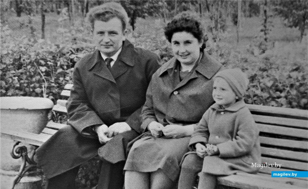 Мои родители с сестрой в городском парке. Бобруйск, 1964 год.