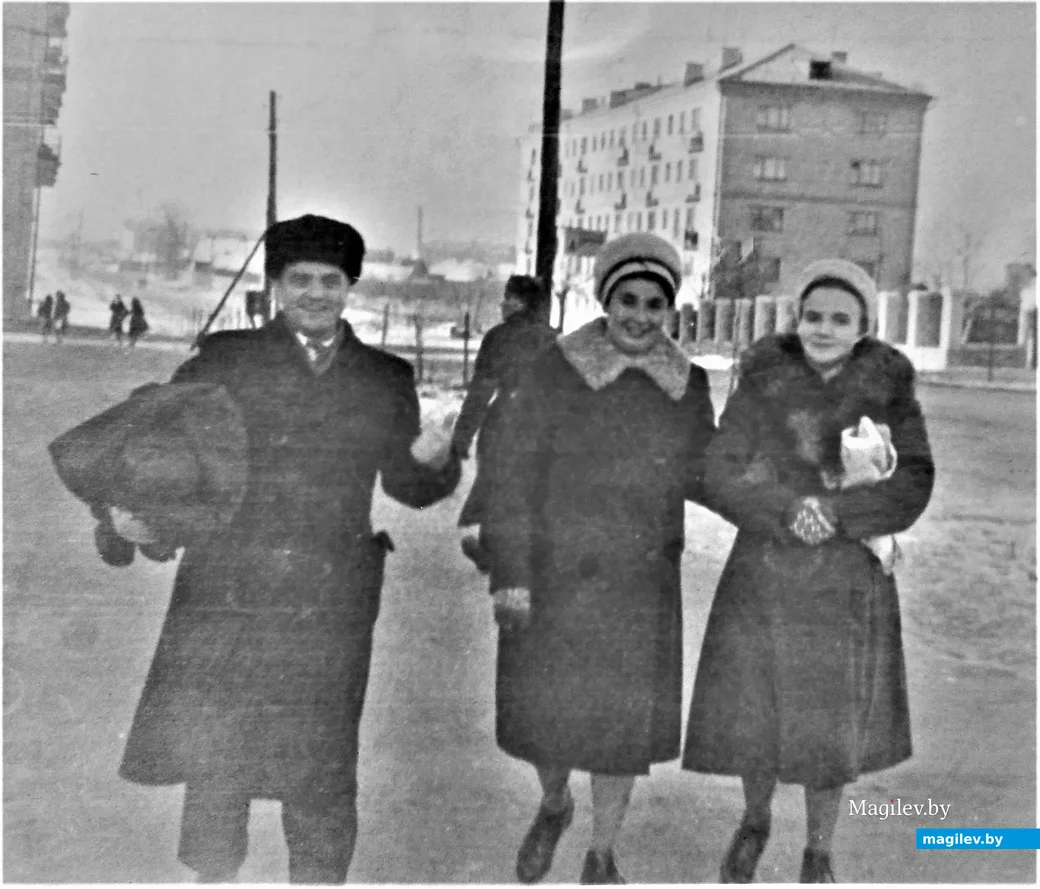 Моя мама (в центре) с соседями, супругами Доманьковыми – вдоль по Интернациональной (справа –