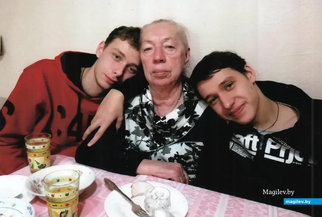 Клавдия Прокопьевна с внуками Алексеем и Ильей.