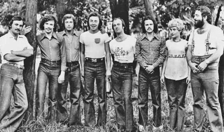 Михаил Шуфутинский (крайний справа) в составе ВИА «Лейся песня». 1970-е годы.