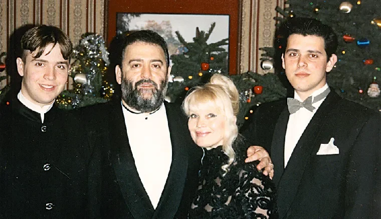 Михаил Шуфутинский с Женой Маргаритой и сыновьями. Середина 1990 годов.
