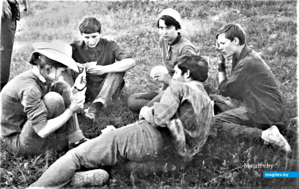 В карточной игре побеждают отнюдь не всегда самые эрудированные. Потому что им ведь тоже, бывает, крыть нечем... Наш 9 «А» в летнем походе, 1971 год.