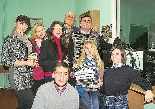 С преподавателями и однокурсниками во время учебы в МогГУ им. А. Кулешова. Илья – в нижнем ряду.