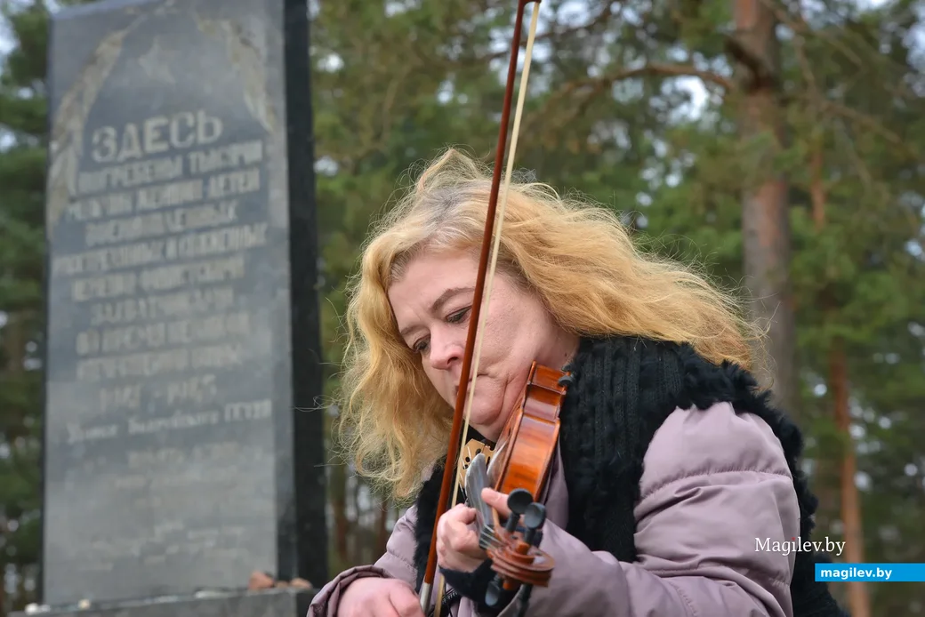 07.11.2021. Бобруйск. Траурные мероприятия на месте расстрела узников Бобруйского гетто в Каменке