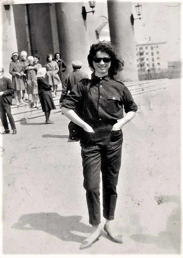 Клара Златина перед входом в ДК имени Куйбышева, конец 1960-х