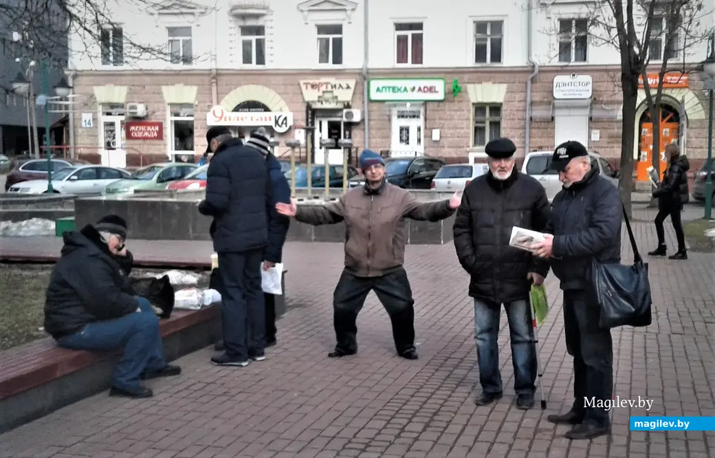2019 г. Могилев. Леонид Шульц (второй справа) на тусовке любителей виниловых пластинок.